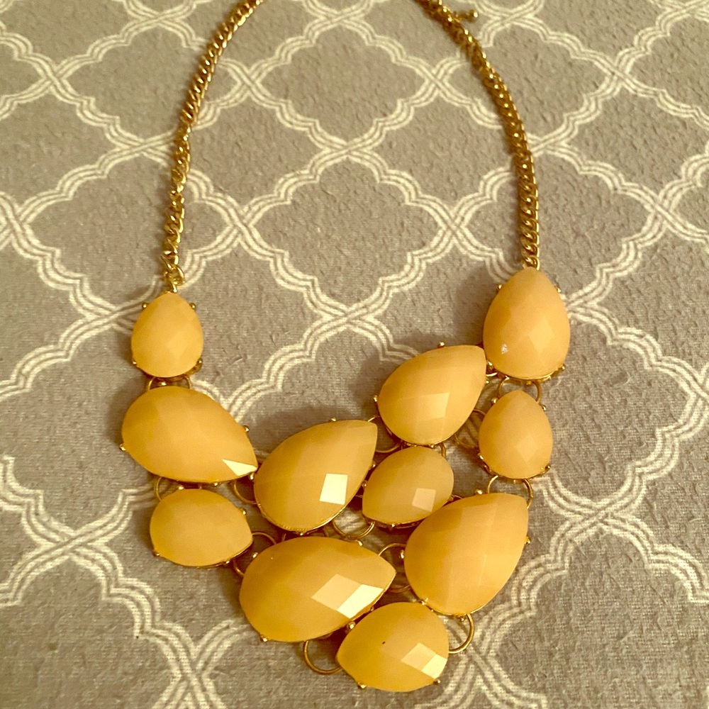 🌿 Peach Jewel Statement Necklace